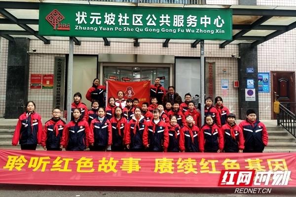 天津市美协文艺小分队基层送“福”